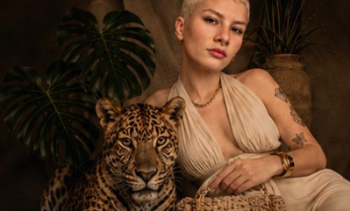 Modelo com bolsa DONNA ONÇA em editorial artesanal